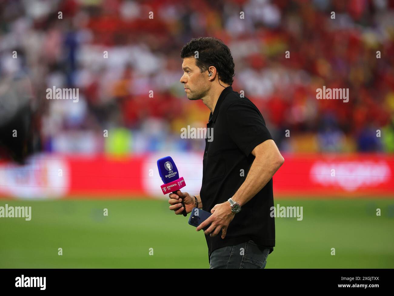 Munich, Allemagne. 09 juillet 2024. Football, UEFA Euro 2024, Championnat d'Europe, Espagne - France, finale, demi-finale, Munich Football Arena, Michael Ballack, ancien footballeur national et pundit TV, se tient sur la touche avant le début du match. Crédit : Christian Charisius/dpa/Alamy Live News Banque D'Images