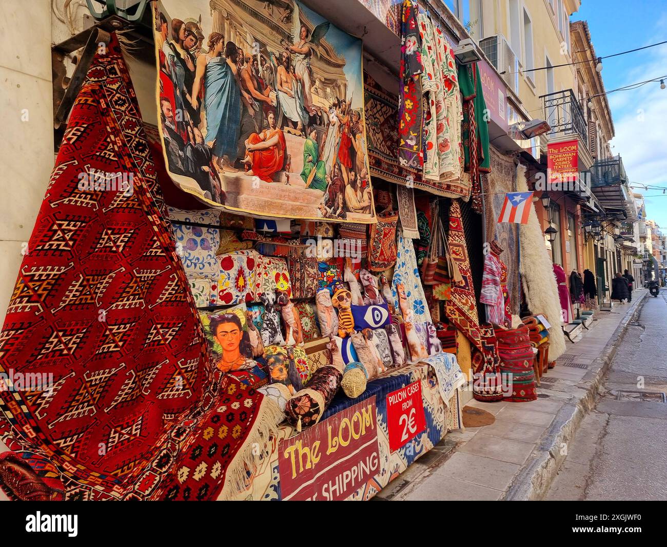 Des objets, dont des répliques de temples, des navires, des tapis et des produits locaux, sont exposés dans les vieux quartiers d'Athènes. Athènes reçoit beaucoup d’amour pour son mélange d’ancien et de moderne, mais il est facile d’oublier qu’une grande partie de son âme créative vit quelque part au milieu. L’artisanat traditionnel d’Athènes – du tissage et du travail du tissu aux fabricants de céramique, maroquinerie, chapeaux et instruments de musique – a prospéré à la fin du XIXe et au début du XXe siècle, alors que la ville explosait en population. Grèce. Banque D'Images