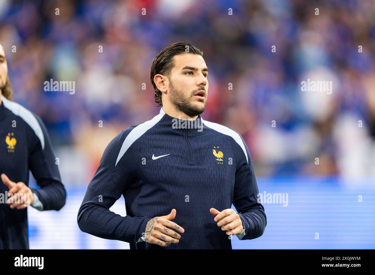 Munich, Allemagne. 09 juillet 2024. Le Français Theo Hernandez (22 ans) s'échauffe avant la demi-finale de la ronde de l'Euro 2024 de l'UEFA entre l'Espagne et la France à l'Allianz Arena de Munich. Crédit : Gonzales photo/Alamy Live News Banque D'Images