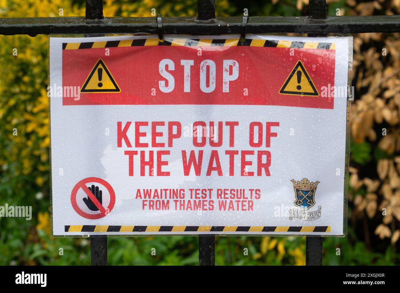 Chalfont St Peter, Royaume-Uni. 9 juillet 2024. Des panneaux ont été mis en place près de la rivière Misbourne à Chalfont St Peter, Buckinghamshire, conseillant aux gens de rester hors de l'eau. Depuis janvier de cette année, Thames Water rejette les eaux usées des bassins de Balacing Amersham dans la rivière Misbourne depuis plus de 3 500 heures. Le Misbourne est un ruisseau de craie précieux, qui traverse Chalfont St Giles et Chalfont St Peter. Le débordement des eaux usées a également été pompé dans la rivière Misbourne par Thames Water à Chalfont St Peter au cours du premier semestre de l'année après les inondations et une augmentation des eaux souterraines et ainsi de suite Banque D'Images