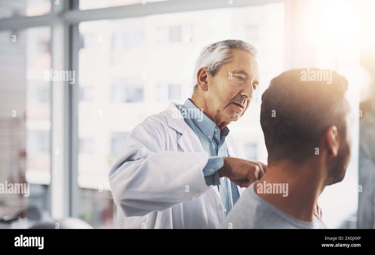 Homme, consultation et médecin avec examen de l'épaule pour le soutien, l'aide et les progrès de la récupération. Soins de santé, chiropratique et personnes avec massage Banque D'Images