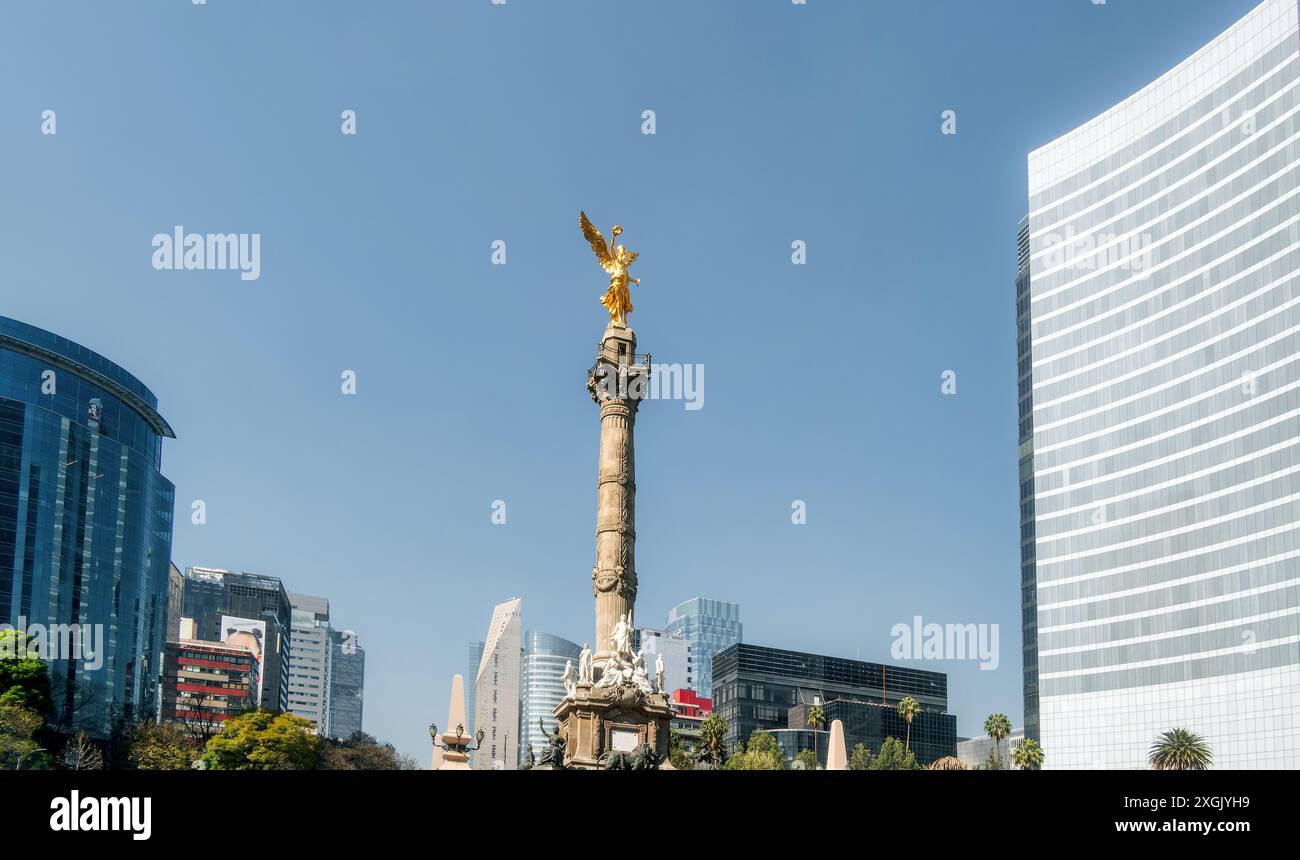 Ange de l'indépendance, monument de la guerre d'indépendance à Mexico en arrière-plan Banque D'Images