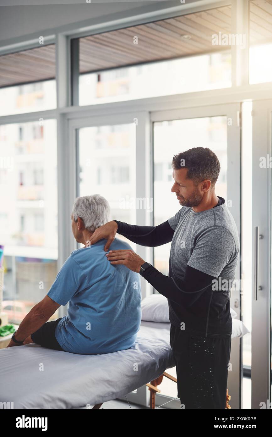 Physiothérapie, douleur à l'épaule et homme avec patient senior pour les soins médicaux, la consultation et le bien-être. Chiropraticien, physiothérapeute et physiothérapeute Banque D'Images