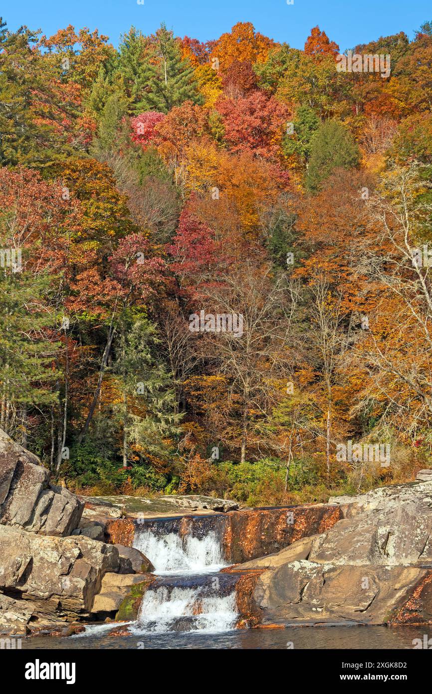 Ruisseau et cascade sortant de la forêt de Fall et de la gorge de Linville en Caroline du Nord Banque D'Images