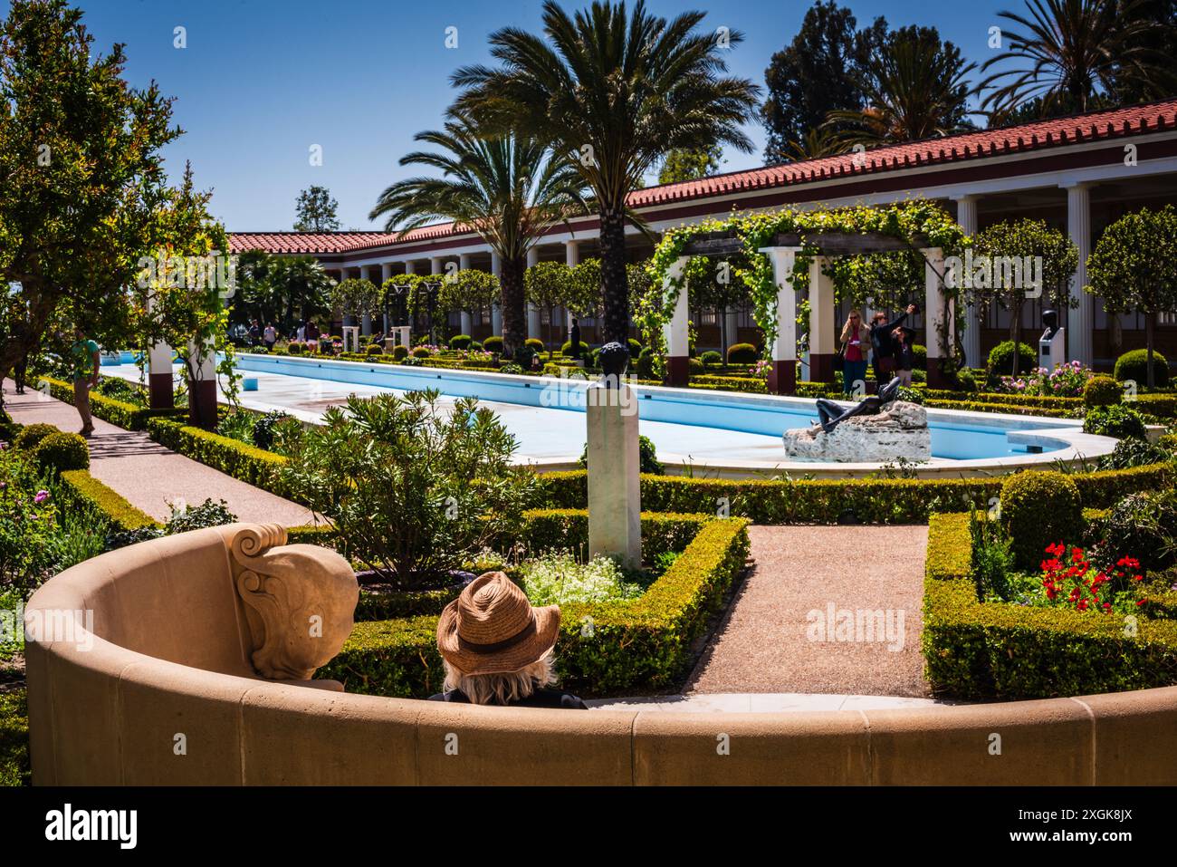 Pacific Palisades, Californie États-Unis - 12 avril 2017 : vue extérieure de la piscine et sculpture en marbre noir à la villa romaine sur le modèle de la villa romaine dei Papi Banque D'Images