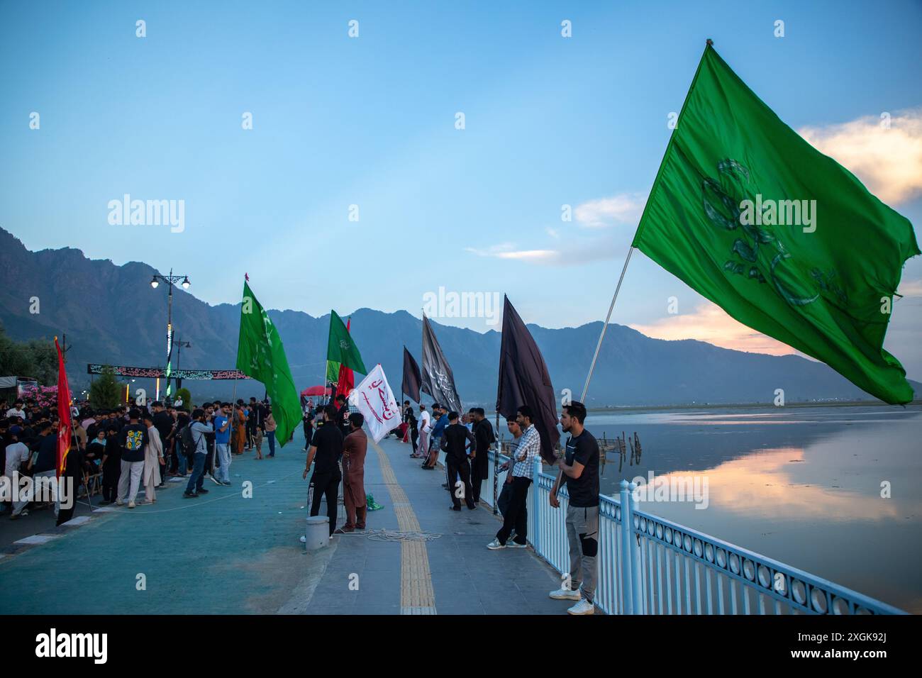 Srinagar, Inde. 09 juillet 2024. Les musulmans chiites du Cachemire tiennent des drapeaux islamiques installés sur la route de l'estran à Srinagar. Mouharram est le premier mois du calendrier islamique. C'est l'un des mois les plus saints du calendrier islamique. Les musulmans chiites commémorent Mouharram comme un mois de deuil en souvenir du martyre du petit-fils du prophète islamique Mahomet, Imam Hussain, qui a été tué à Ashura (10e jour de Muharram) dans la bataille de Karbala en 680 après J.-C. (photo de Faisal Bashir/SOPA images/Sipa USA) crédit : Sipa USA/Alamy Live News Banque D'Images