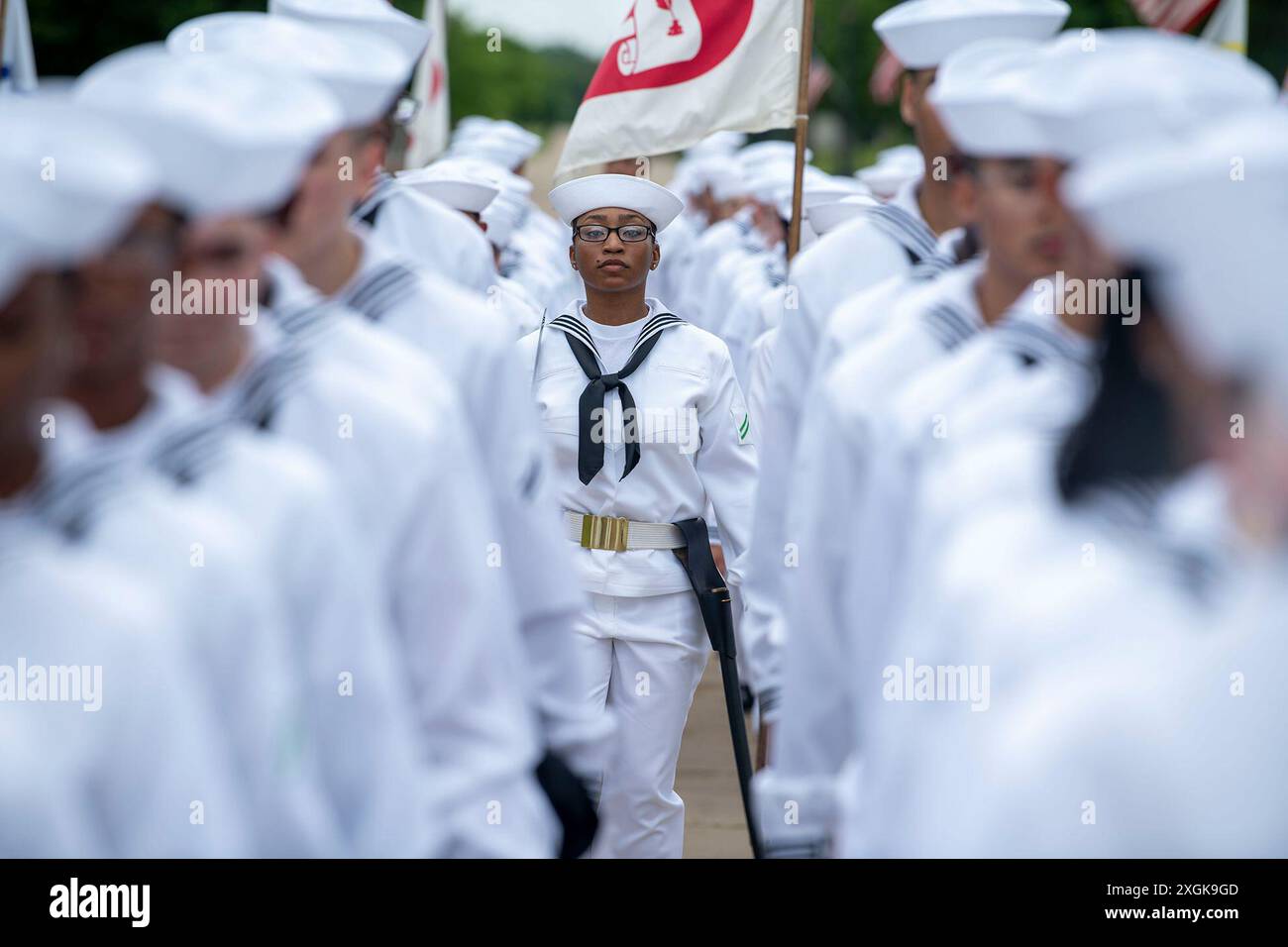 Great Lakes, Illinois, États-Unis. 3 juillet 2024. Les recrues se tiennent en formation avant leur cérémonie d'examen de pass-in-review à l'intérieur du Midway Ceremonial Drill Hall au US Navy Recruit Training Command's Pass in Review à Great Lakes, Illinois, en juillet. 03, 2024. Plus de 40 000 recrues s'entraînent chaque année dans le seul camp d'entraînement de la Marine. (Crédit image : © U.S. Navy/ZUMA Press Wire) USAGE ÉDITORIAL SEULEMENT! Non destiné à UN USAGE commercial ! Banque D'Images