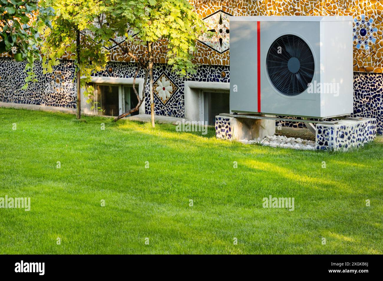 Unité de pompe à chaleur dans un cadre de jardin vibrant Banque D'Images