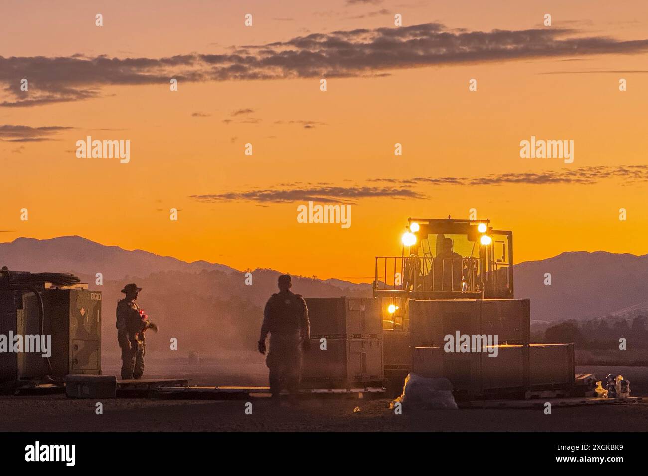Jolon, Californie, États-Unis. 24 juin 2024. Les aviateurs du 821e Escadron d'intervention d'urgence travaillent ensemble pour construire des tentes pendant l'exercice STORM CROW, à Fort Hunter-Liggett, Californie, le 24 juin 2024. L’équipe d’inspection de la 621e escadre d’intervention d’urgence a validé et certifié le 821e CRS au cours de l’exercice STORM CROW sur plusieurs domaines d’intérêt, tels que la défense de base et la préparation chimique, biologique, radiologique et nucléaire pour leur prochain cycle d’alerte de déploiement cet automne. (Crédit image : © U.S. Air Force/ZUMA Press Wire) USAGE ÉDITORIAL SEULEMENT! Non destiné à UN USAGE commercial ! Banque D'Images