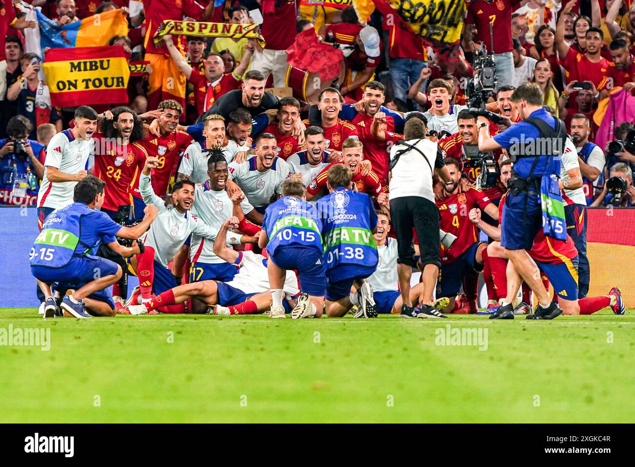 Munich, pays-Bas. 09 juillet 2024. MUNICH, PAYS-BAS - 9 JUILLET : joueurs espagnols célébrant la victoire, Nacho Fernandez d'Espagne, Mikel Oyarzabal d'Espagne, Daniel Vivian d'Espagne, Martin Zubimendi d'Espagne, Marc Cucurella d'Espagne célébrant la victoire lors de la demi-finale de l'UEFA EURO 2024 entre l'Espagne et la France au Munich Football Arena le 9 juillet 2024 à Munich, pays-Bas. (Photo par Andre Weening/Orange Pictures) crédit : Orange pics BV/Alamy Live News Banque D'Images