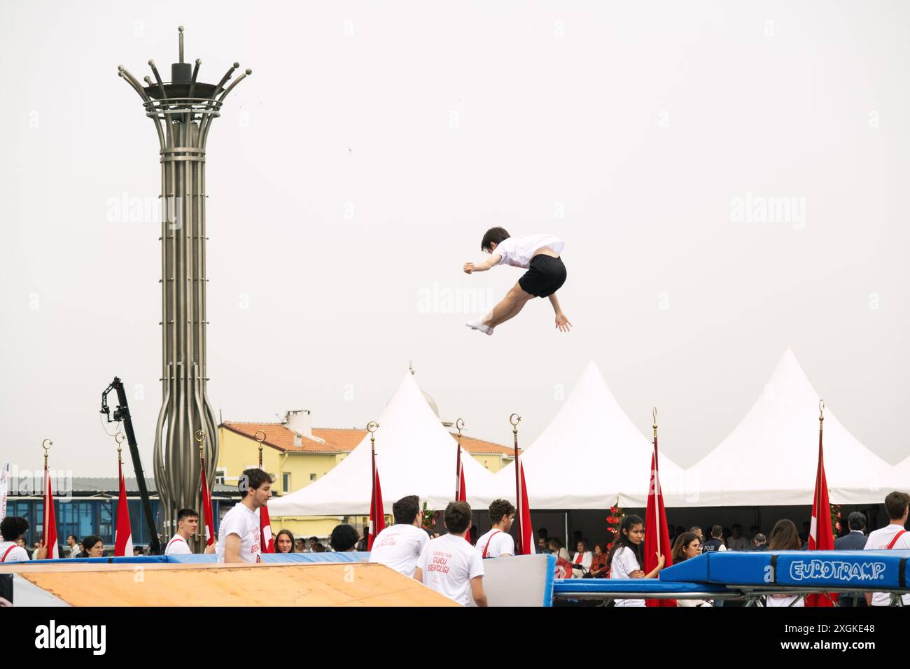 Izmir, Turquie - 19 mai 2024 : le groupe de gymnastique effectue des sauts en trampoline lors de la célébration de la Journée de la jeunesse et des sports et de la Journée commémorative Ataturk au Rep Banque D'Images