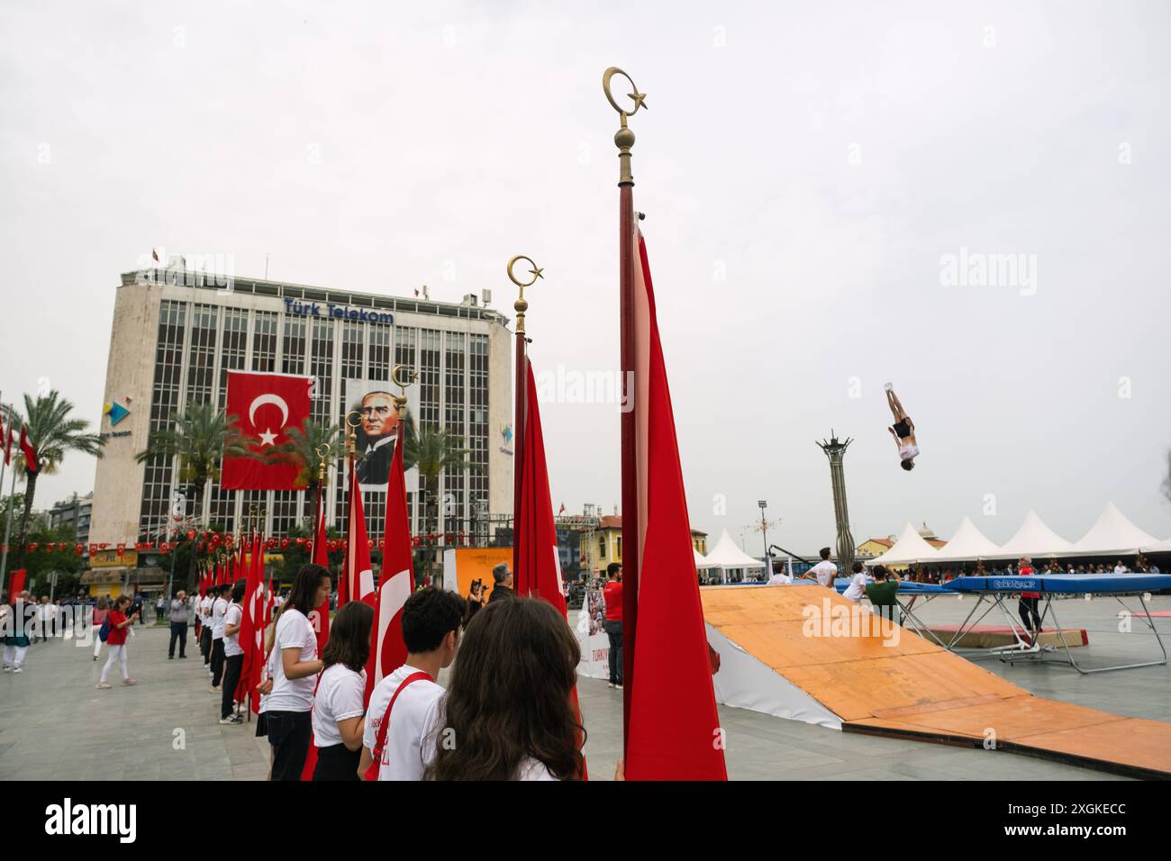 Izmir, Turquie - 19 mai 2024 : le groupe de gymnastique effectue des sauts en trampoline lors de la célébration de la Journée de la jeunesse et des sports et de la Journée commémorative Ataturk au Rep Banque D'Images