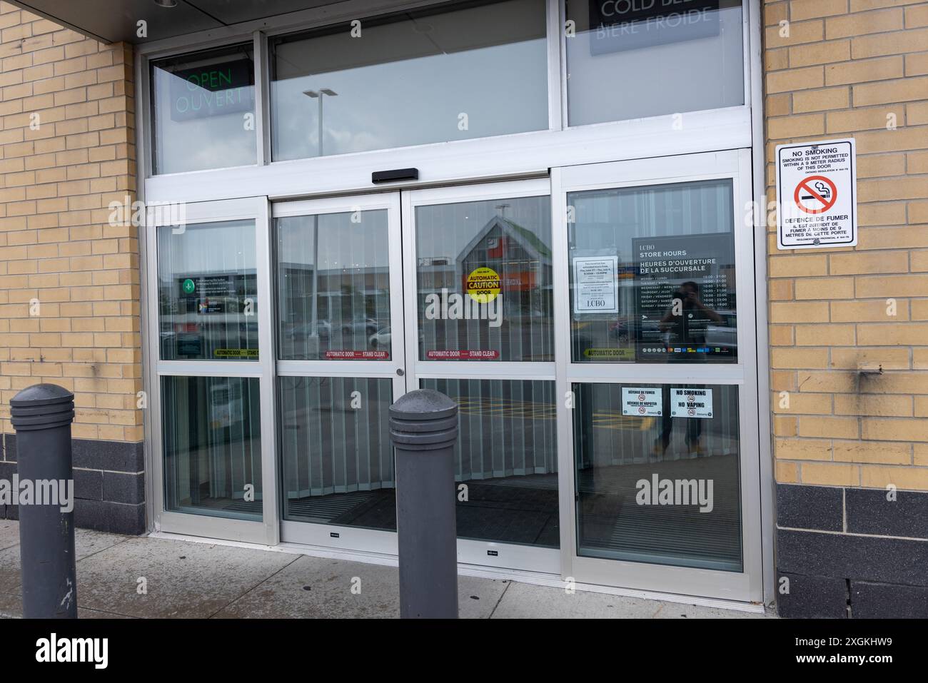 Ottawa, Ontario, Canada - le 9 juillet 2024 tous les magasins de la LCBO sont fermés en raison d'une grève régionale. Ce magasin est fermé pendant que les négociations ont lieu le jour 5. Avec un parking vide, les brasseurs locaux apportent plus d'argent. Ce magasin est situé au Gloucester Centre 1130 Blair Rd. Ottawa. Crédit : Tim Bolton-Gowling / Alamy Live News Banque D'Images