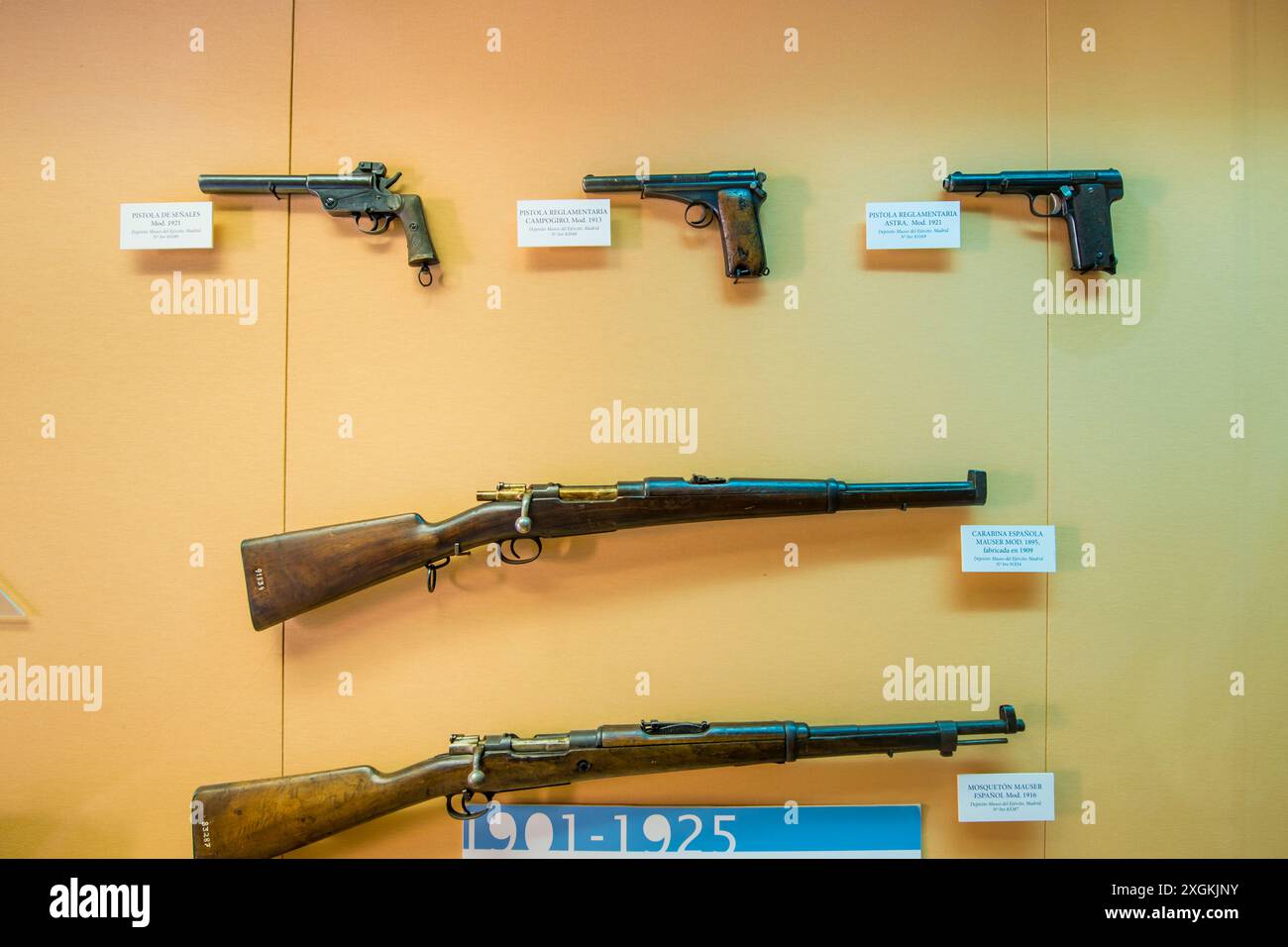 Armes anciennes dans le musée de l'Alcazaba et le château de Gibralfaro sur le mont Malaga au-dessus de la vieille ville, malaga, espagne. Banque D'Images