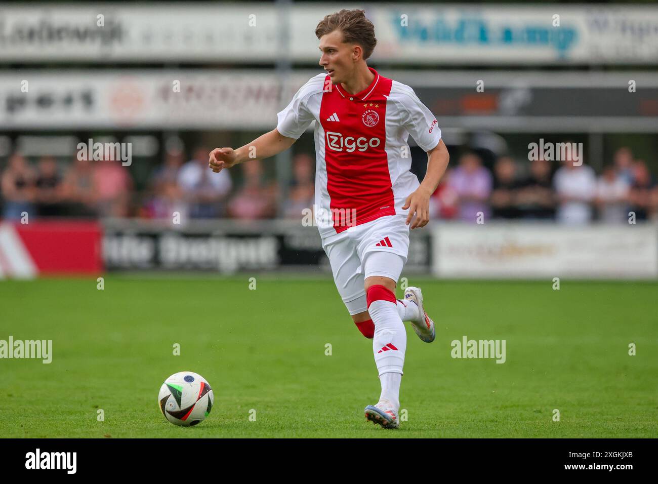 Oldebroek, pays-Bas. 09 juillet 2024. OLDEBROEK, PAYS-BAS - 9 JUILLET : Mika Godts de l'AFC Ajax lors du match amical de pré-saison entre l'AFC Ajax et STVV au Sportpark Bovenmolen le 9 juillet 2024 à Oldebroek, pays-Bas. (Photo de Ben Gal/Orange Pictures) crédit : Orange pics BV/Alamy Live News Banque D'Images