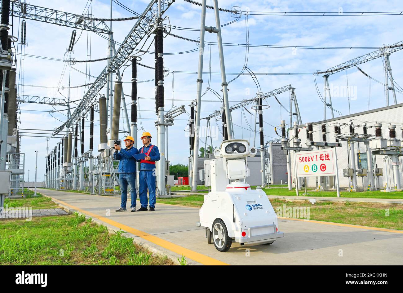 CHUZHOU, CHINE - 9 JUILLET 2024 - Un robot intelligent 5G et le personnel d'exploitation et de maintenance effectuent une inspection spéciale de l'alimentation électrique Equi Banque D'Images