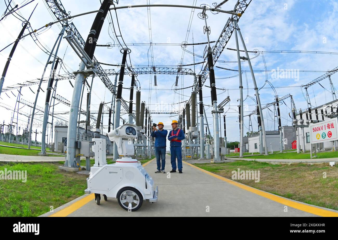 CHUZHOU, CHINE - 9 JUILLET 2024 - Un robot intelligent 5G et le personnel d'exploitation et de maintenance effectuent une inspection spéciale de l'alimentation électrique Equi Banque D'Images