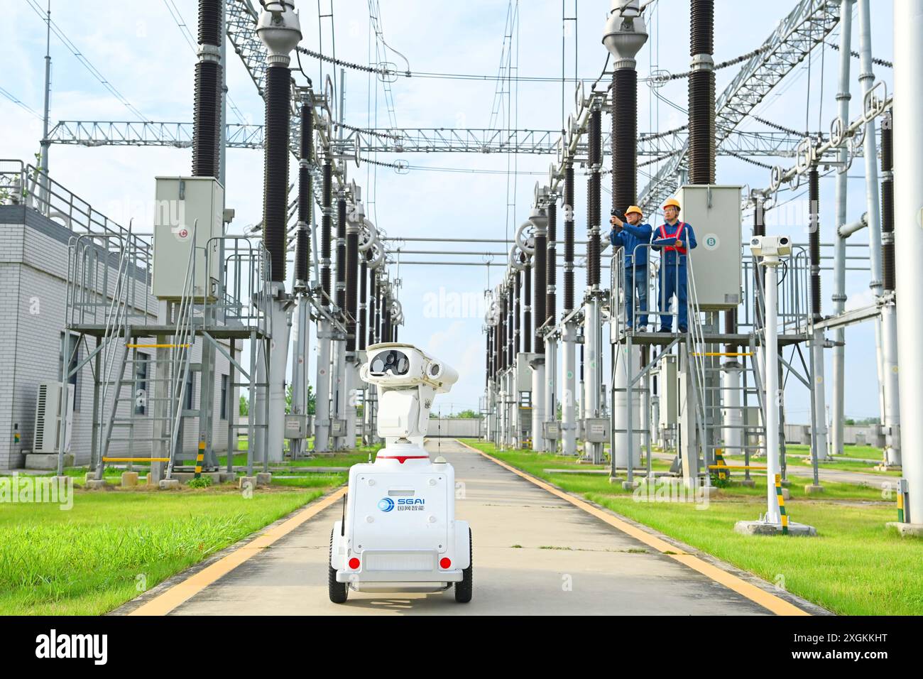 CHUZHOU, CHINE - 9 JUILLET 2024 - Un robot intelligent 5G et le personnel d'exploitation et de maintenance effectuent une inspection spéciale de l'alimentation électrique Equi Banque D'Images