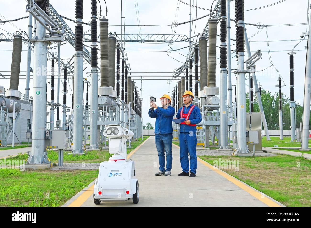 CHUZHOU, CHINE - 9 JUILLET 2024 - Un robot intelligent 5G et le personnel d'exploitation et de maintenance effectuent une inspection spéciale de l'alimentation électrique Equi Banque D'Images