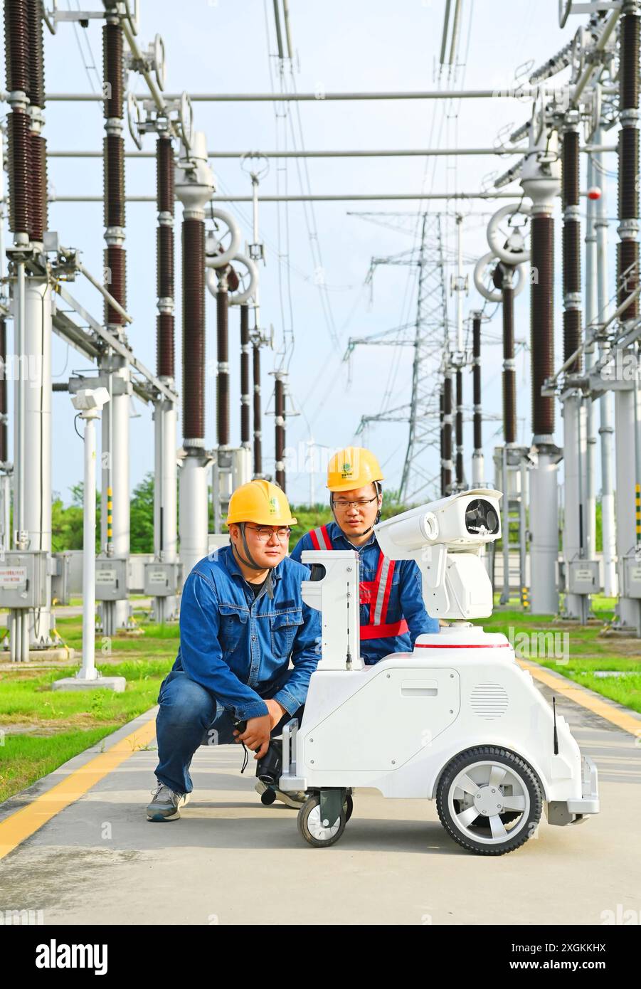 CHUZHOU, CHINE - 9 JUILLET 2024 - Un robot intelligent 5G et le personnel d'exploitation et de maintenance effectuent une inspection spéciale de l'alimentation électrique Equi Banque D'Images