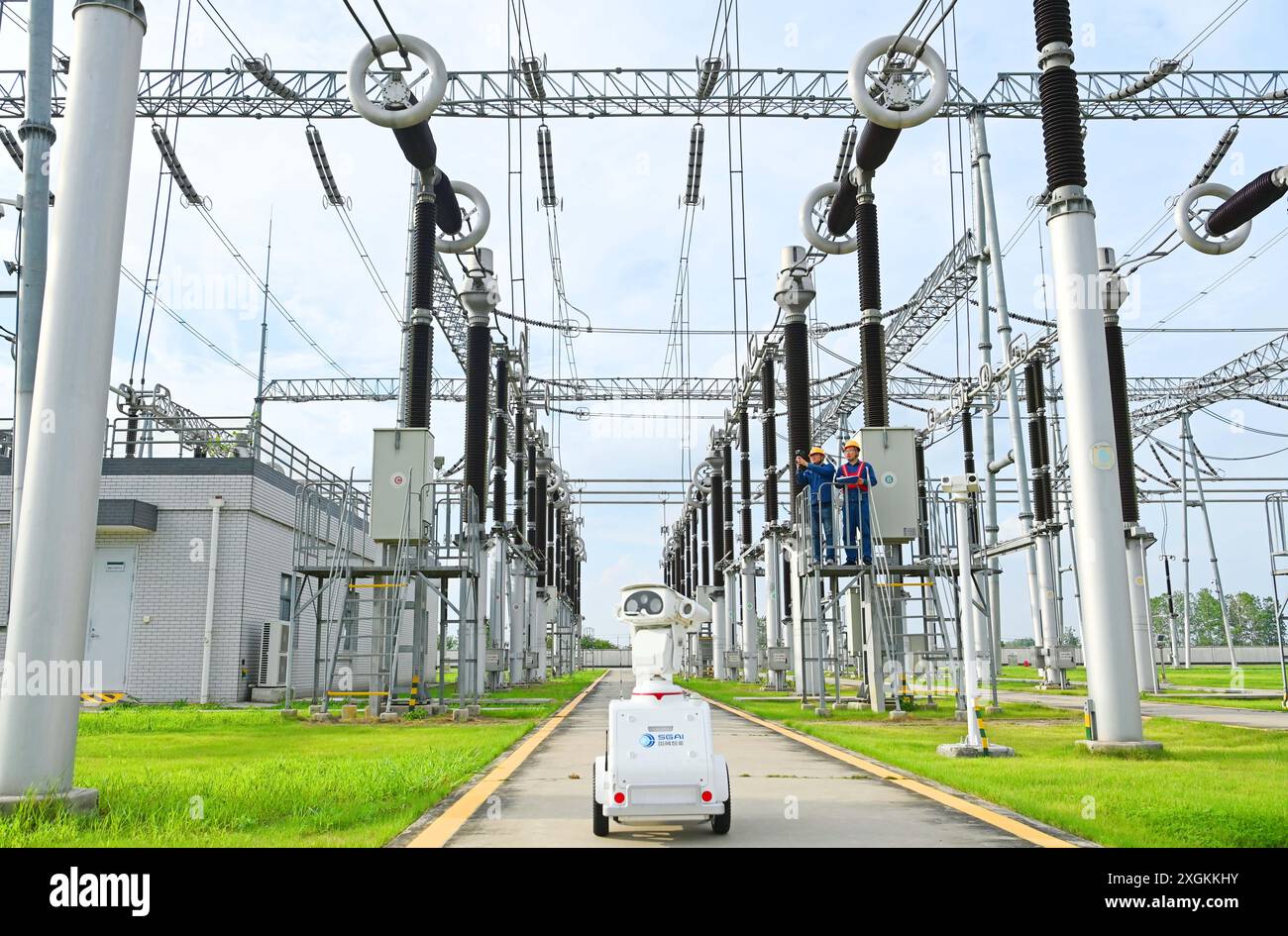 CHUZHOU, CHINE - 9 JUILLET 2024 - Un robot intelligent 5G et le personnel d'exploitation et de maintenance effectuent une inspection spéciale de l'alimentation électrique Equi Banque D'Images