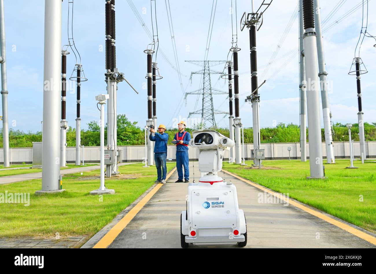 CHUZHOU, CHINE - 9 JUILLET 2024 - Un robot intelligent 5G et le personnel d'exploitation et de maintenance effectuent une inspection spéciale de l'alimentation électrique Equi Banque D'Images