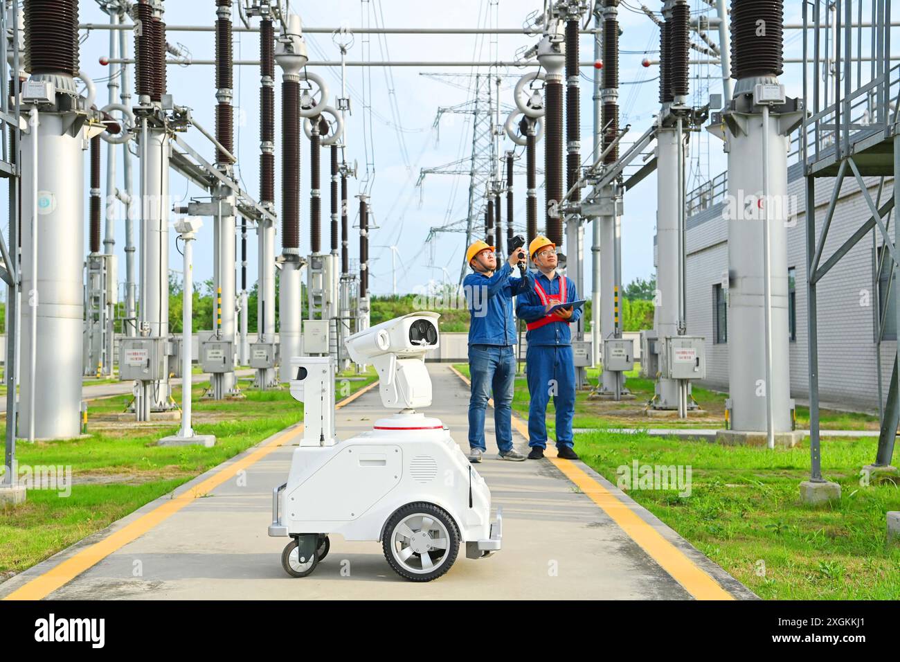 CHUZHOU, CHINE - 9 JUILLET 2024 - Un robot intelligent 5G et le personnel d'exploitation et de maintenance effectuent une inspection spéciale de l'alimentation électrique Equi Banque D'Images