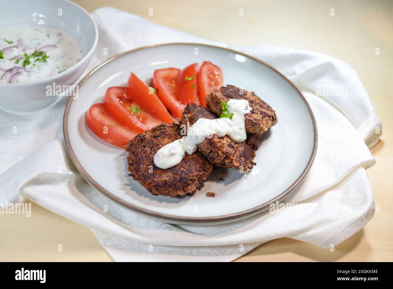 Galettes de haricots rouges avec tomates et trempette au yaourt, repas végétarien sain avec beaucoup de protéines et de fibres alimentaires servies dans une assiette, espace copie, Banque D'Images
