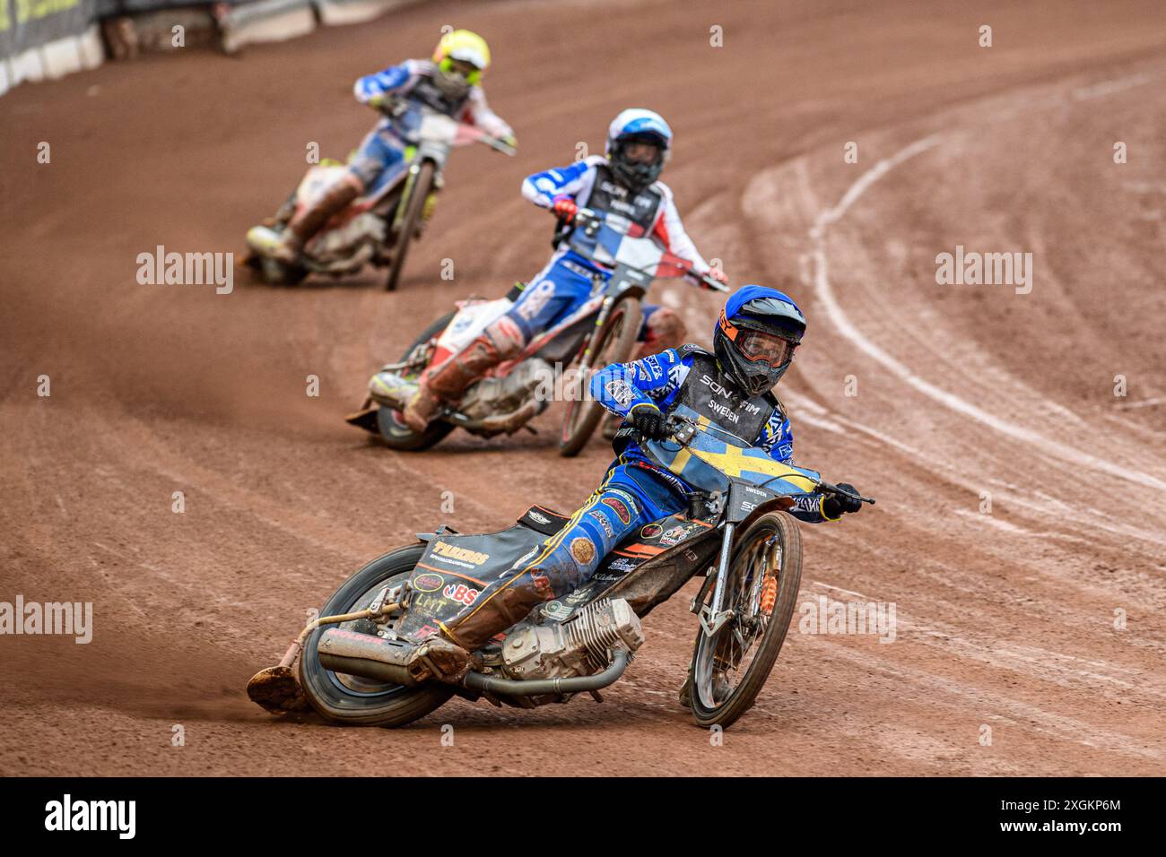 Suède v France : Jacob Thorssell de Suède en bleu menant David Bellego de France en blanc et Steven Goret de France en jaune lors de la demi-finale 1 de Monster Energy FIM Speedway of Nations au National Speedway Stadium de Manchester le mardi 9 juillet 2024. (Photo : Ian Charles | mi News) crédit : MI News & Sport /Alamy Live News Banque D'Images