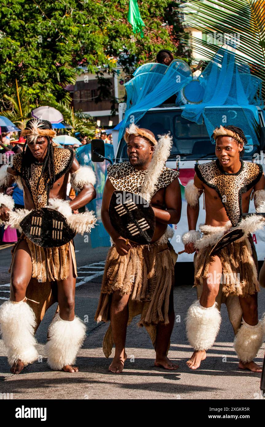 Dans la Street Parade Carnaval International dans les Seychelles, Victoria, Mahe, Seychelles, océan Indien. Banque D'Images