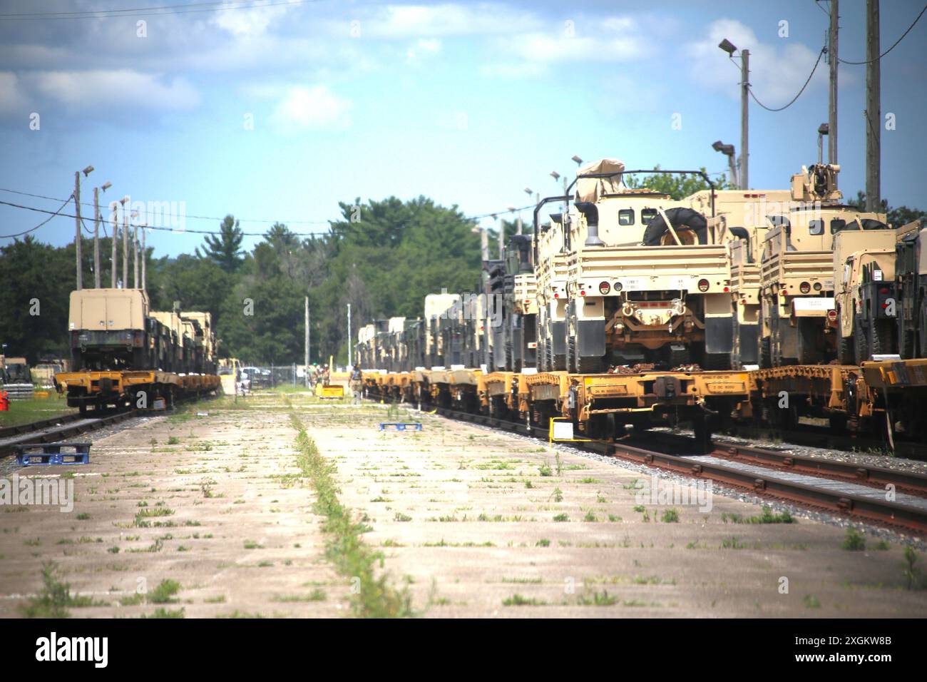 Certains des plus de 800 pièces d'équipement et véhicules appartenant à l'équipe de combat de la 32e brigade d'infanterie de la Garde nationale du Wisconsin chargés sur des wagons sont montrés le 8 juillet 2024, dans le cadre d'un mouvement ferroviaire à Fort McCoy, Wisconsin. L'équipement revenait de la rotation d'entraînement dont la 32e faisait partie dans le sud des États-Unis. Le mouvement qui a été achevé et coordonné par le 32nd et la Garde nationale du Wisconsin et soutenu par Fort McCoy était le plus grand de son genre dans l'histoire de la Garde du Wisconsin, ont déclaré des responsables. (Photo de l'armée américaine par Scott T. Sturkol, Bureau des affaires publiques, Fort McCoy, Wisconsin Banque D'Images