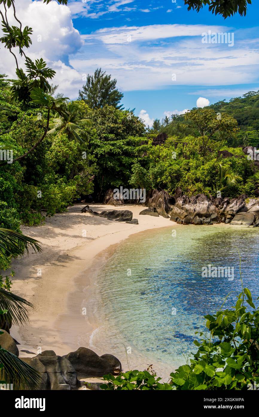 Plage isolée Port Launay Marine Park, Mahé, République des Seychelles, Océan Indien. Banque D'Images