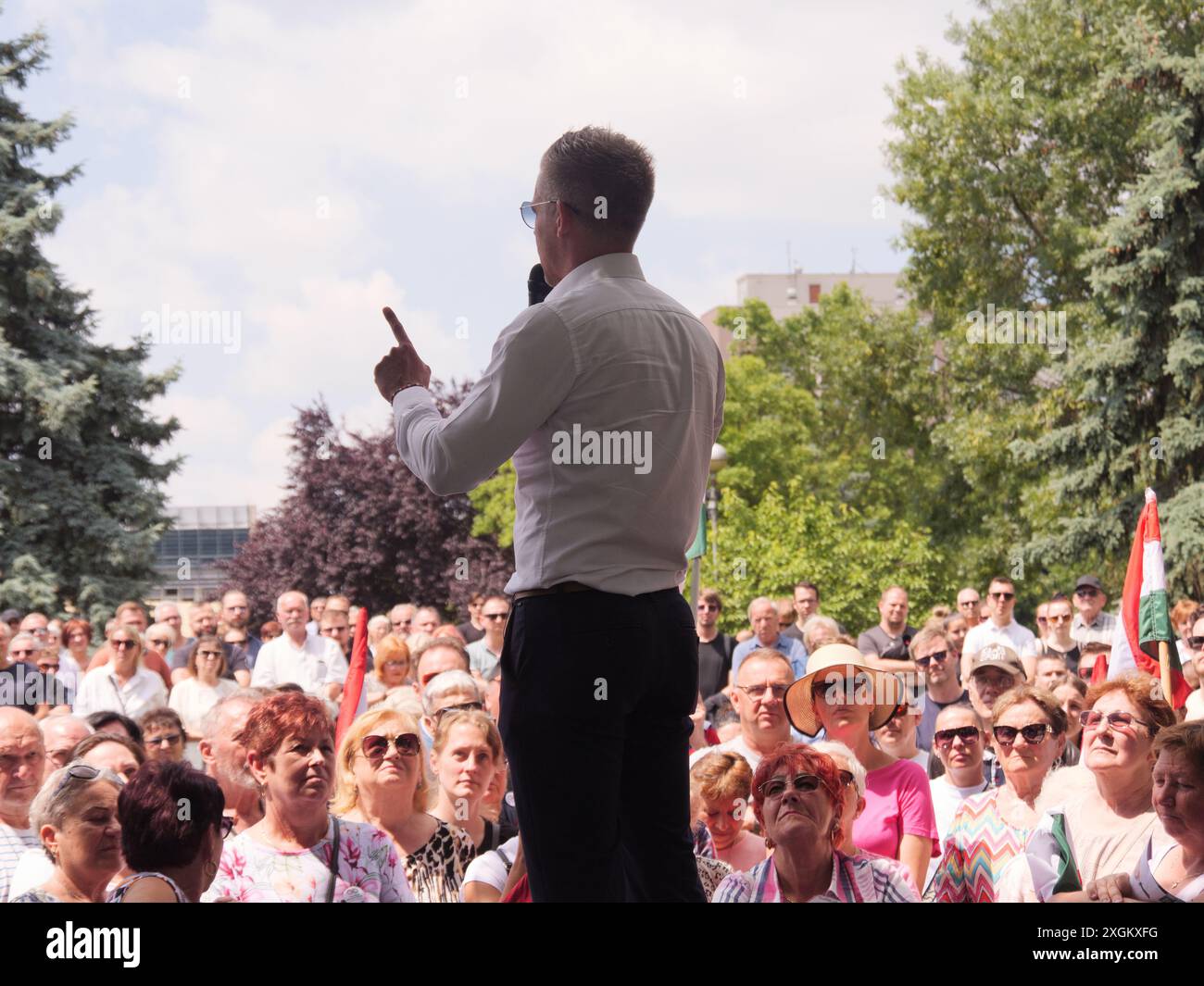 Peter Magyar se tient à l'arrière d'un camion et prononce un discours. Hongrie. Banque D'Images