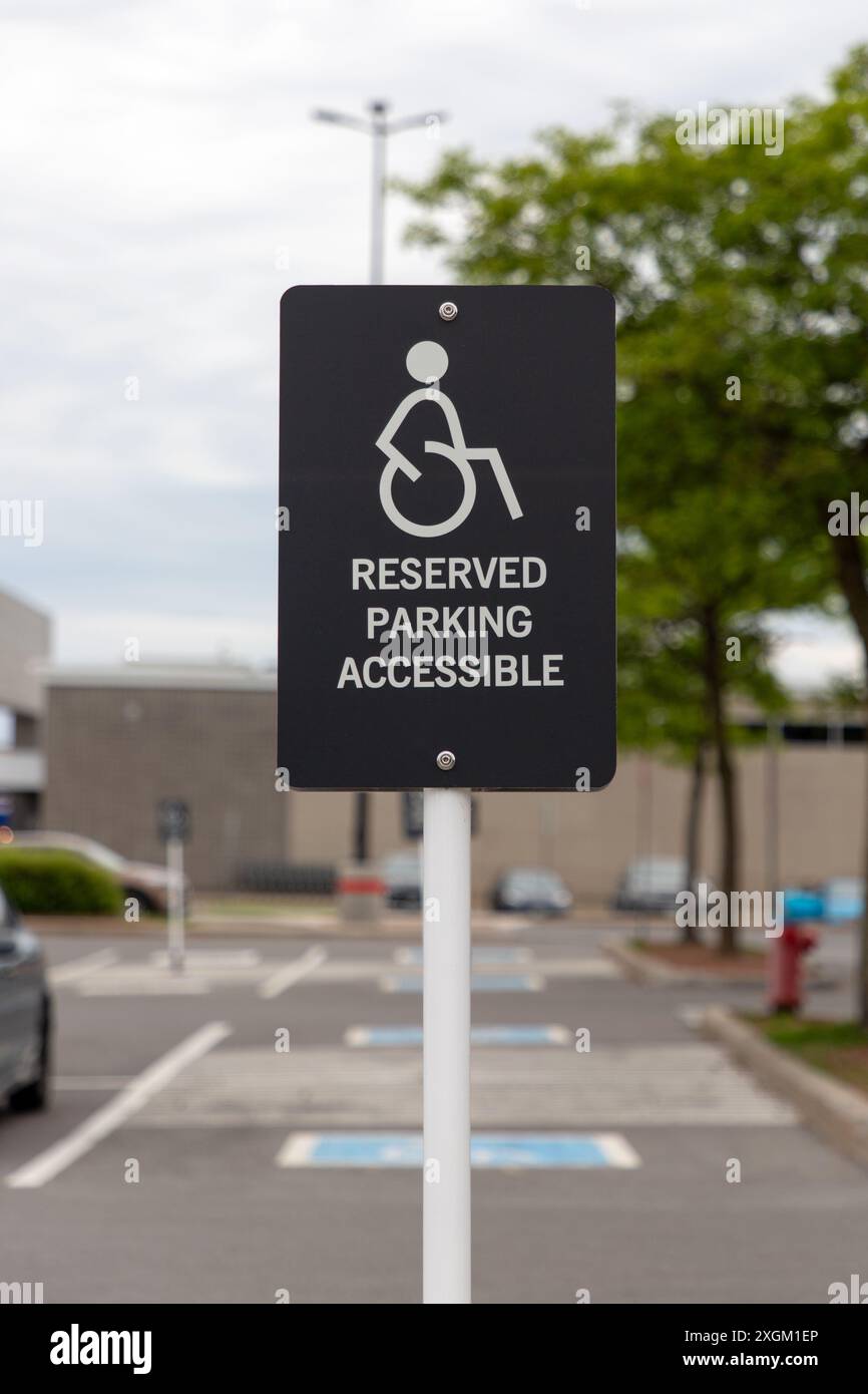 Kanata, Canada - 2 juin 2024 : place de stationnement sur permis seulement pour les personnes handicapées. Parking réservé accessible aux handicapés signe près de superma Banque D'Images