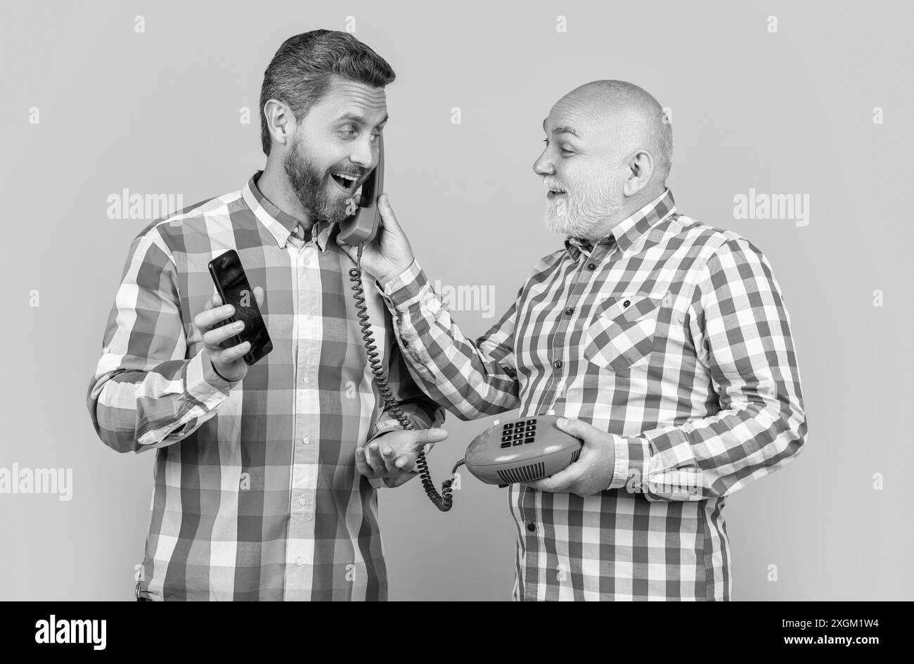 image d'hommes avec appel de contraste téléphonique. hommes avec appel de contraste téléphonique Banque D'Images