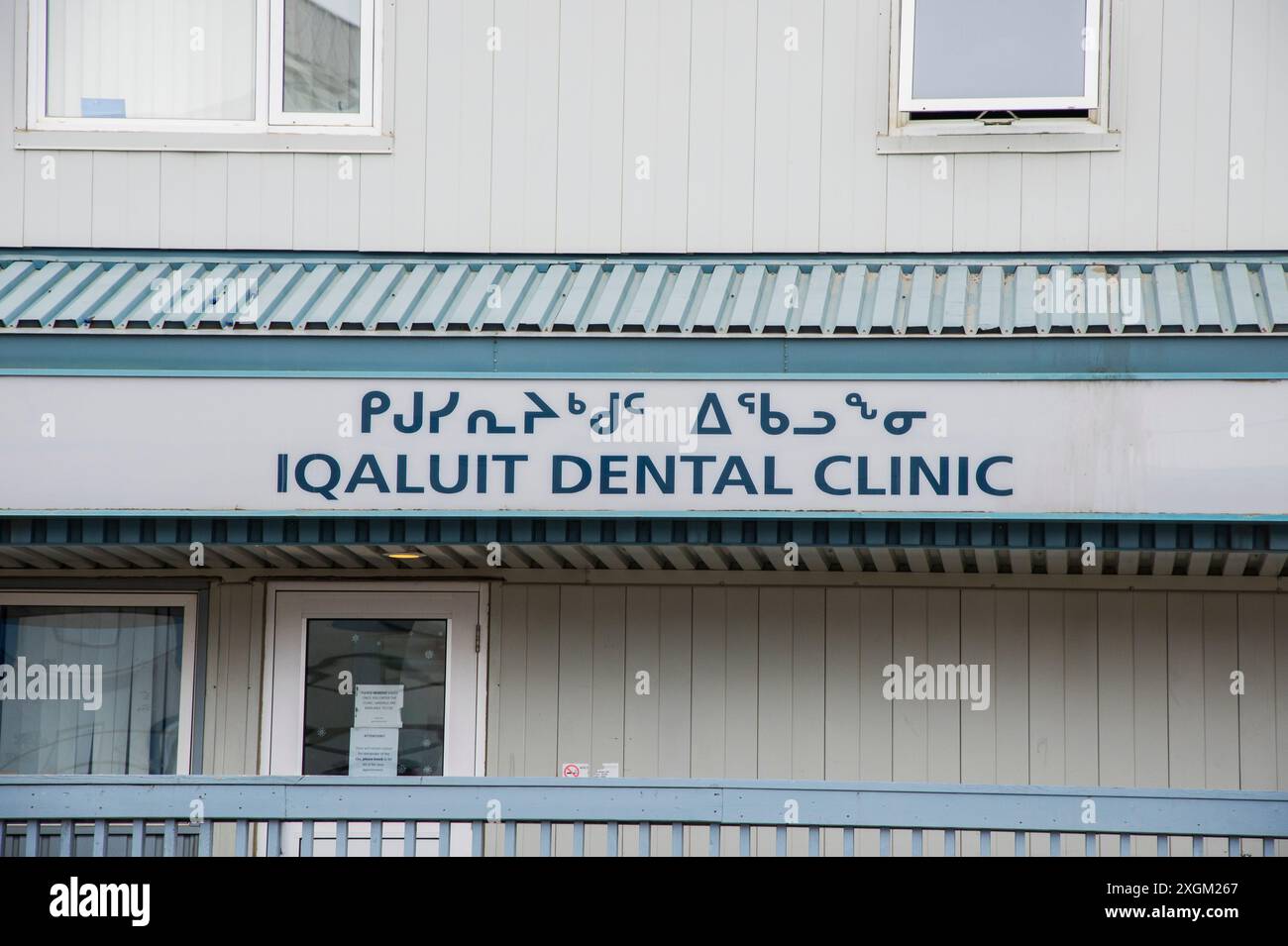 Enseigne bilingue de la clinique dentaire d'Iqaluit en anglais et en inuktitut à Iqaluit, Nunavut, Canada Banque D'Images