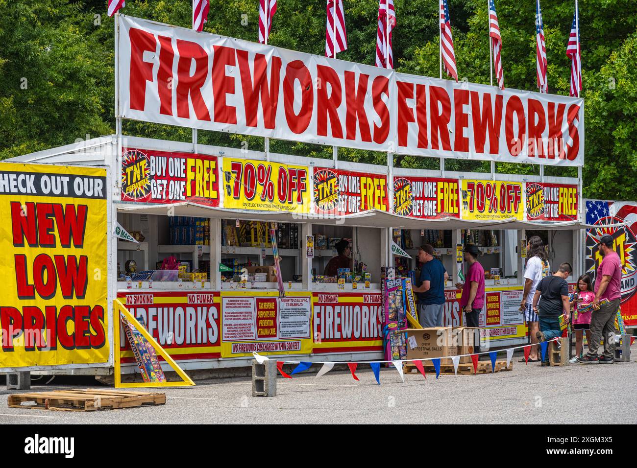 Feu d'artifice pop-up avec une ligne de clients le 4 juillet, jour de l'indépendance, à Blairsville, en Géorgie. (ÉTATS-UNIS) Banque D'Images