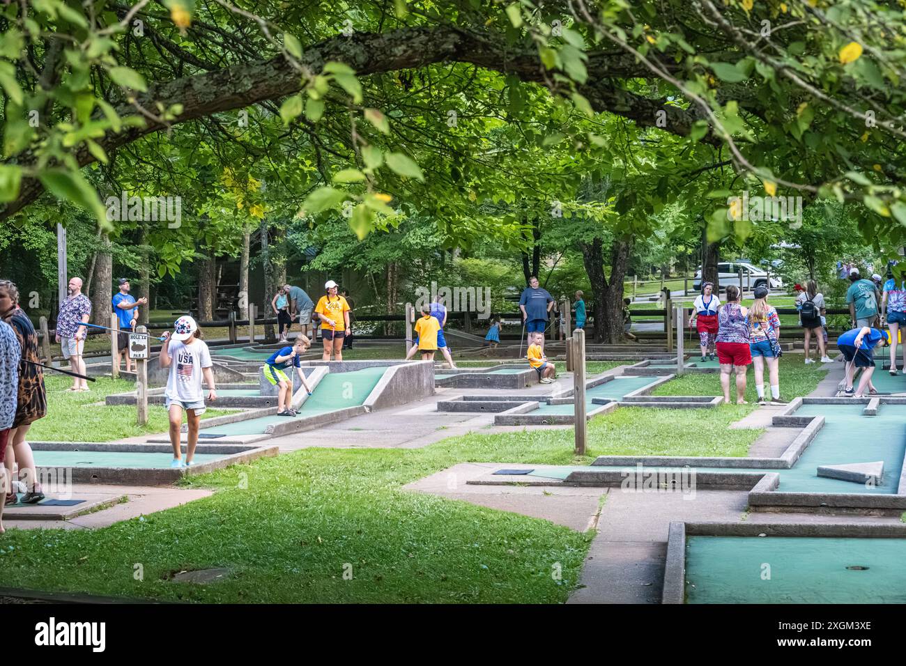 Grand groupe de réunion de famille jouant au mini-golf le 4 juillet, jour de l'indépendance, au Vogel State Park à Blairsville, Géorgie. (ÉTATS-UNIS) Banque D'Images