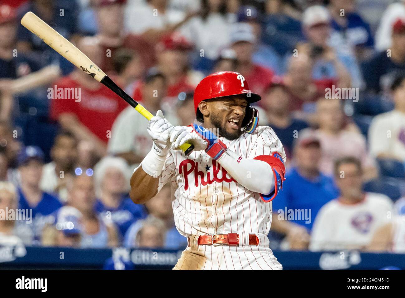 Philadelphie, États-Unis. 09 juillet 2024. Johan Rojas des Philadelphia Phillies est touché par un pitch du lanceur Michael Peterson des Los Angeles Dodgers lors de la septième manche d'un match de baseball de la MLB à Philadelphie le mardi 9 juillet 2024. Photo de Laurence Kesterson/UPI crédit : UPI/Alamy Live News Banque D'Images