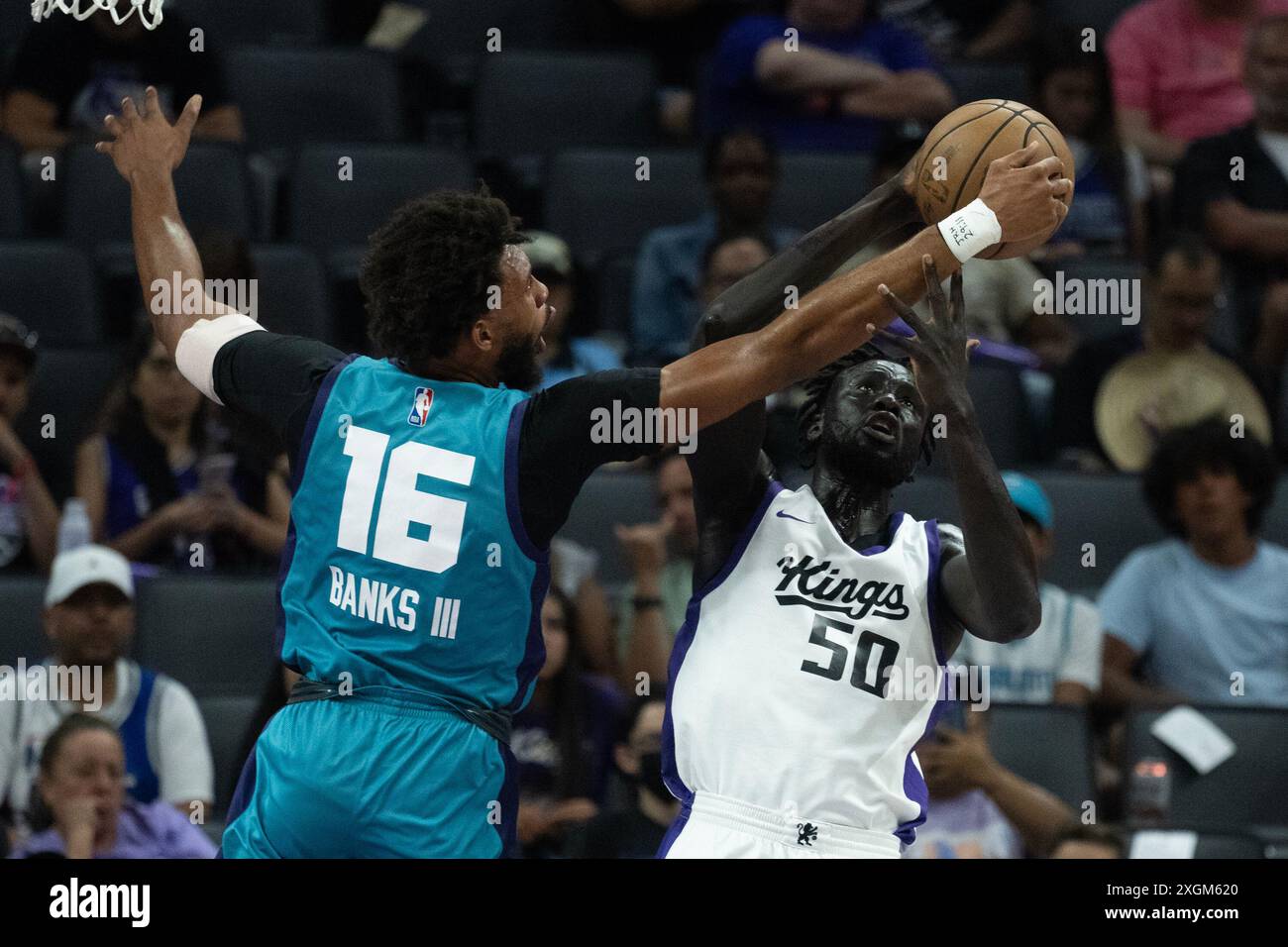 Sacramento, Californie, États-Unis. 9 juillet 2024. Sacramento Kings JO Lual-Acuil Jr. combat Charlotte Hornets James Banks III pour le rebond lors du match California Classic au Golden 1 Center le mardi 9 juillet 2024 à Sacramento. (Crédit image : © Paul Kitagaki Jr./ZUMA Press Wire) USAGE ÉDITORIAL SEULEMENT! Non destiné à UN USAGE commercial ! Banque D'Images