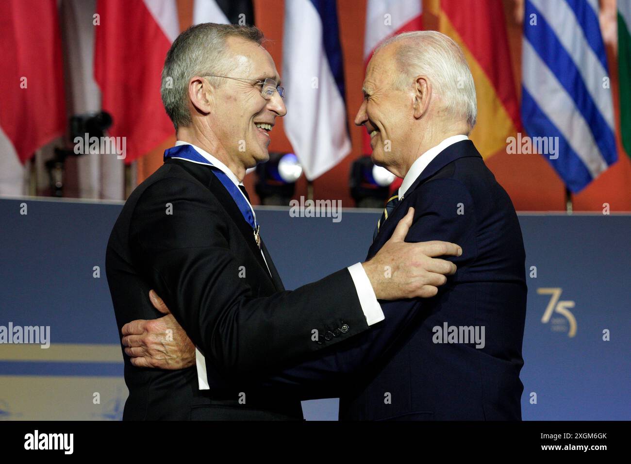 Le président des États-Unis Joe Biden décerne la Médaille présidentielle de la liberté au secrétaire général de l'OTAN, Jens Stoltenberg, après avoir prononcé un discours à l'occasion du 75e anniversaire de l'OTAN à l'auditorium Andrew W. Mellon à Washington, le 9 juillet 2024. Crédit : Yuri Gripas / piscine via CNP / MediaPunch Banque D'Images