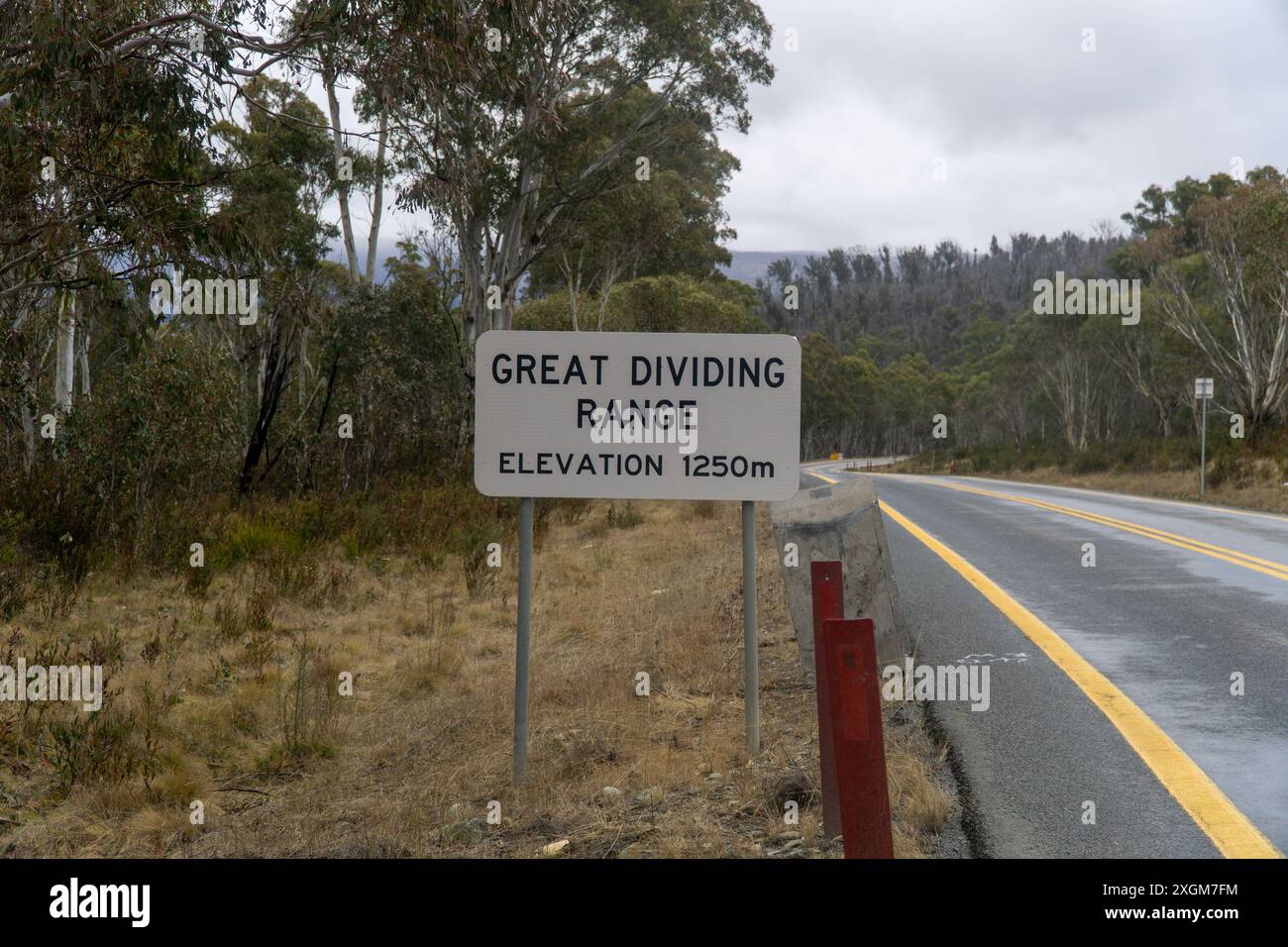 Snowy Mountains Highway, Nouvelle-Galles du Sud, Australie, 10 juillet 2024 ; panneau routier Great Dividing Range 1250 m au-dessus du niveau de la mer Banque D'Images