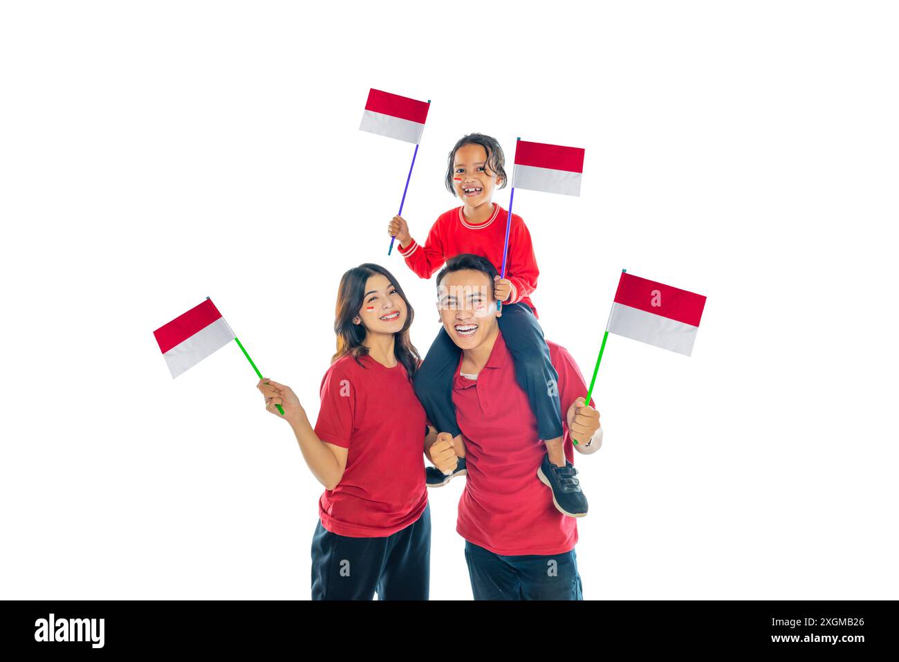 Portrait d'une famille indonésienne avec une expression excitée tenant un petit drapeau indonésien isolé sur un fond blanc Banque D'Images