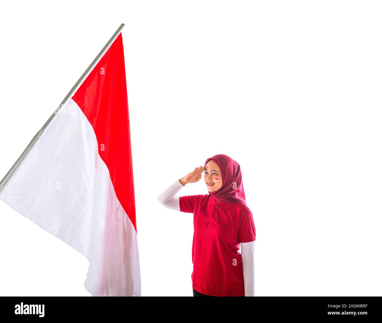 Portrait d'une femme avec un geste respectueux envers le drapeau indonésien comme symbole de fierté le jour de l'indépendance de l'Indonésie isolé sur un dos blanc Banque D'Images