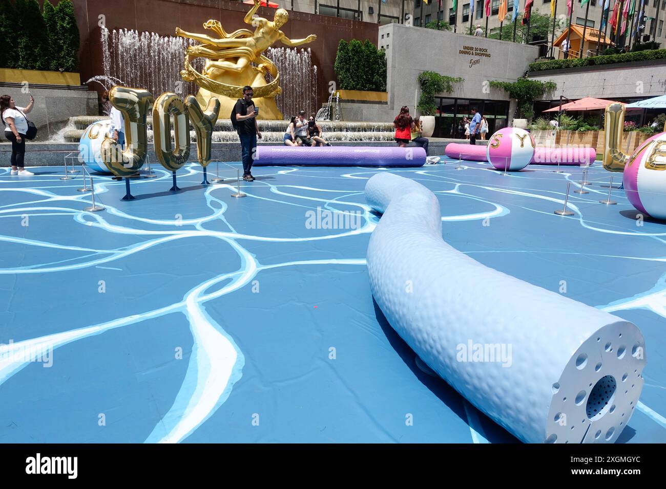 NEW YORK, NY, 9 juillet 2024. Les visiteurs apprécient l'installation artistique « Pool Party » au Rockefeller Center de Midtown en été le 9 juillet 2024 à New York. Crédit : Liao Pan/China News Service/Alamy Live News Banque D'Images