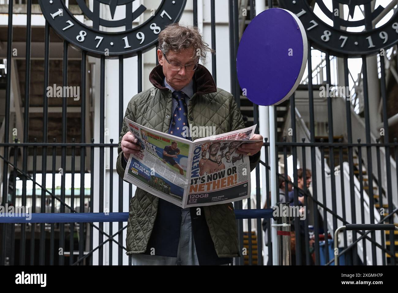 Un membre du Marylebone Cricket Club lit le métro alors qu'il attend que les portes s'ouvrent avant le 1er Rothesay test match jour 1 Angleterre v West Indies à Lords, Londres, Royaume-Uni, 10 juillet 2024 (photo de Mark Cosgrove/News images) Banque D'Images