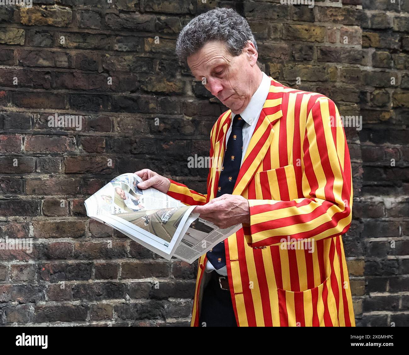 Londres, Royaume-Uni. 10 juillet 2024. Membre du Marylebone Cricket Club lit un journal en attendant que les portes s'ouvrent avant le 1er Rothesay test match jour 1 Angleterre v West Indies à Lords, Londres, Royaume-Uni, 10 juillet 2024 (photo par Mark Cosgrove/News images) à Londres, Royaume-Uni le 7/10/2024. (Photo de Mark Cosgrove/News images/SIPA USA) crédit : SIPA USA/Alamy Live News Banque D'Images