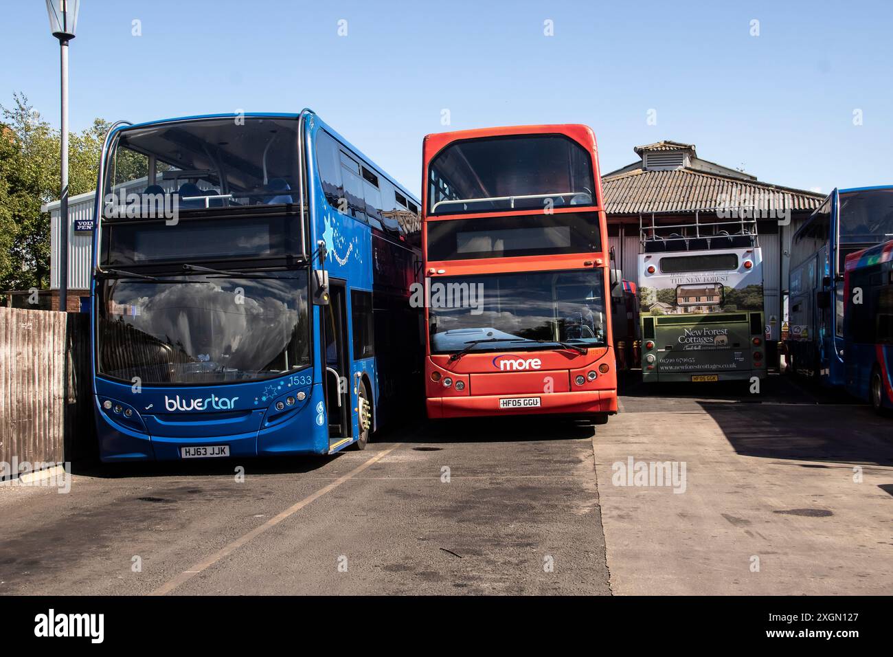 Une sélection de photographies de bus morebus montrant Lymington garage, Somerford Christchurch, à Bournemouth, un service scolaire à Pilley près de Lymington Banque D'Images