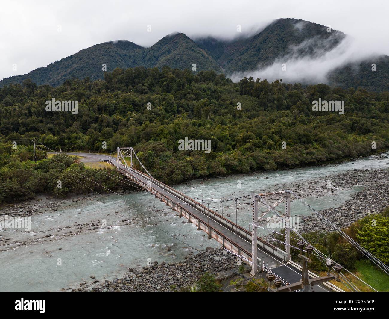 Glacier Fox, Nouvelle-Zélande : vue aérienne par drone du pont sur la rivière Karangarua près du glacier Fox sur la côte ouest sauvage de l'île sud de la Nouvelle-Zélande. Banque D'Images