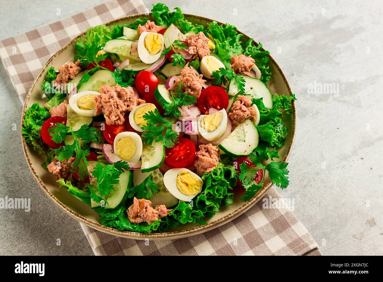 Salade de thon, salade de légumes avec œufs de caille, laitue, oignon rouge et concombres, sur une table gris clair, céto-nourriture, style de vie, alimentation saine, sélective Banque D'Images